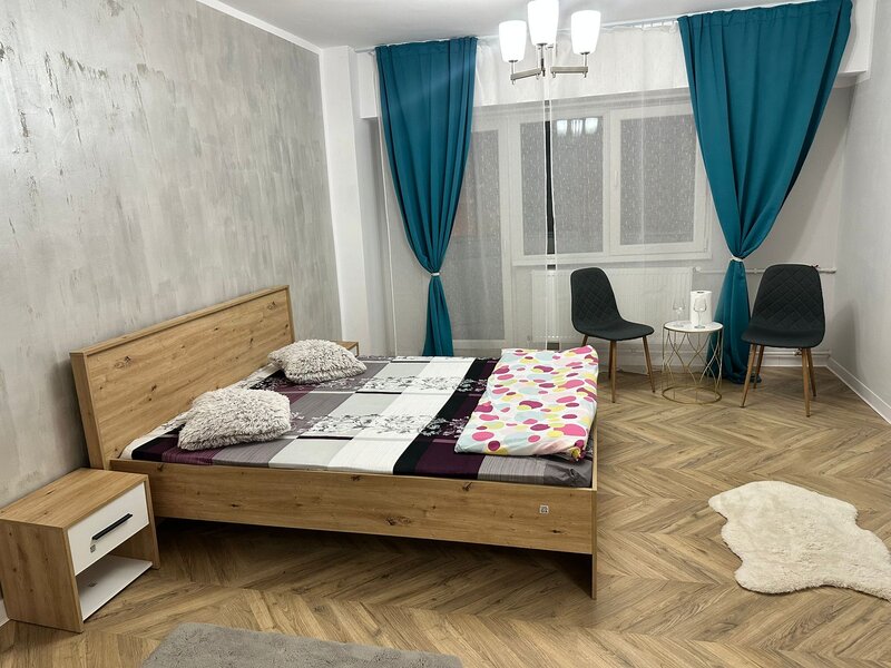 13 Septembrie, Liberty Mall, Panduri spital,